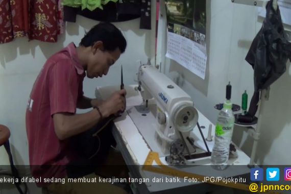 Tangan Para Pekerja Difabel ini Hasilkan Karya Batik Unik - JPNN.COM