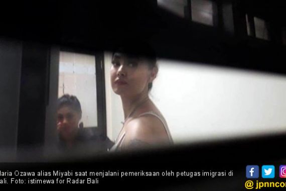 Oknum Imigrasi Cari Alasan Hanya untuk Selfie Dengan Miyabi? - JPNN.COM