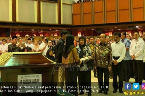 Tangis Menteri Siti Lepas Jenazah Korban Lior Air JT-610 - JPNN.COM