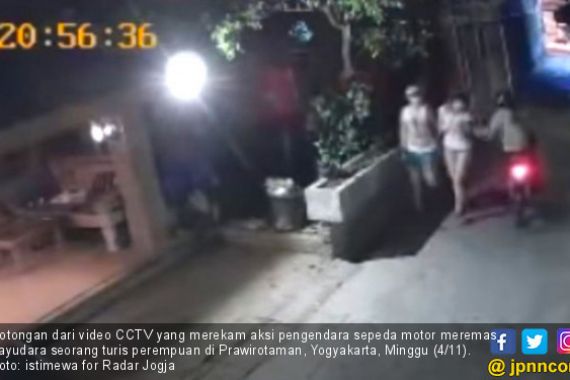 Aksi Peremas Payudara Cewek Bule Terekam CCTV - JPNN.COM