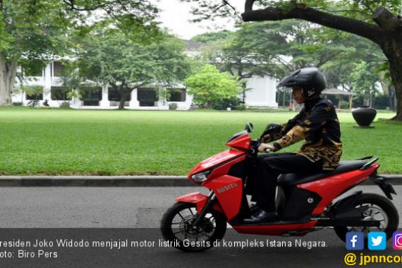 Jajal Motor Listrik Gesits, Jokowi: Enggak Ada Grengnya - JPNN.COM