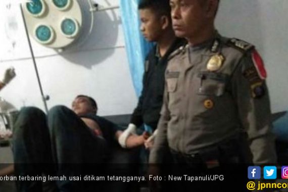 Anggota Dewan Bersimbah Darah Ditikam, Duh Ususnya Kelihatan - JPNN.COM