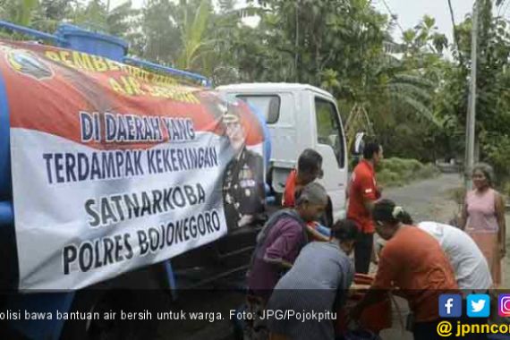 Polisi Bawa 10 Ribu Liter Air Bersih untuk Warga - JPNN.COM