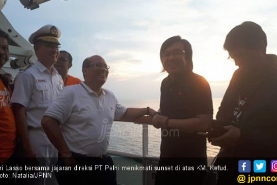 Menikmati Senja Menuju Pulau Edam Bersama Ari Lasso - JPNN.COM