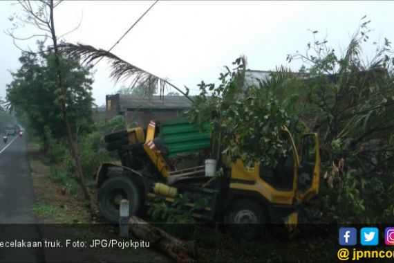 Sopir Ngantuk, Truk Sasar Pohon dan Rumah Warga - JPNN.COM