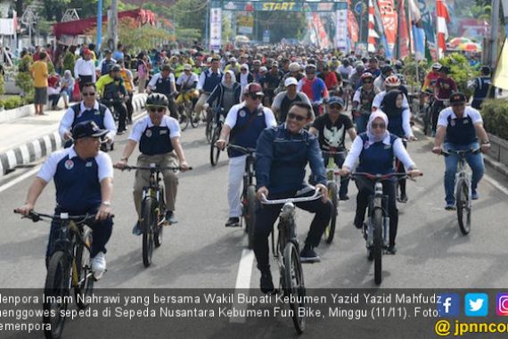 Menpora Gowes Sepeda Sambil Nikmati Keindahan Kota Kebumen - JPNN.COM