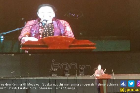 Megawati Terima Penghargaan dari Purna Paskibraka Indonesia - JPNN.COM
