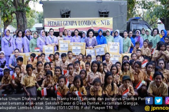 Dharma Pertiwi Bantu Perlengkapan SD di Lombok Utara - JPNN.COM