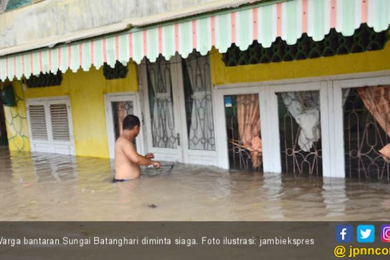 Sungai Meluap, 250 Rumah Terendam Banjir di Batanghari - JPNN.COM