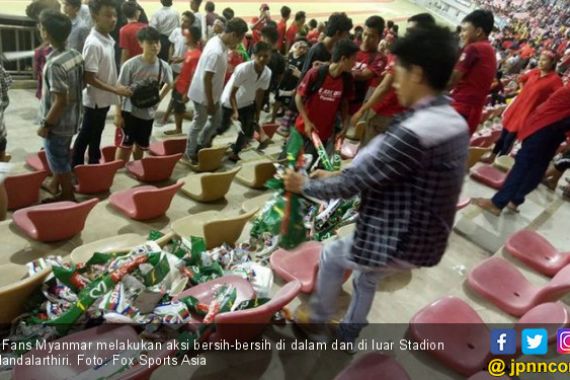Tiru Jepang, Suporter Myanmar Bersihkan Sampah di Stadion - JPNN.COM