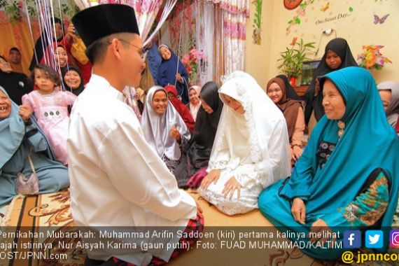 Pernikahan Mubarakah: Detik-detik Arifin Cium Kening Karima - JPNN.COM