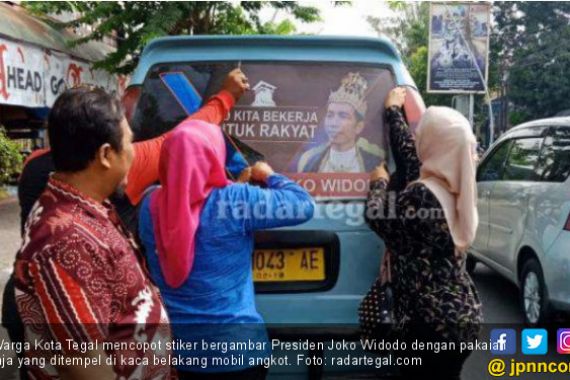 Kader PDIP Bersihkan Poster 'Raja Jokowi' - JPNN.COM