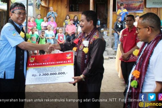Kemensos Serahkan Bantuan Rekonstruksi Kampung Gurusina - JPNN.COM