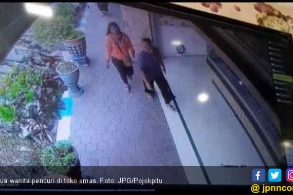 Ibu dan Anak Terekam CCTV Saat Curi Emas - JPNN.COM