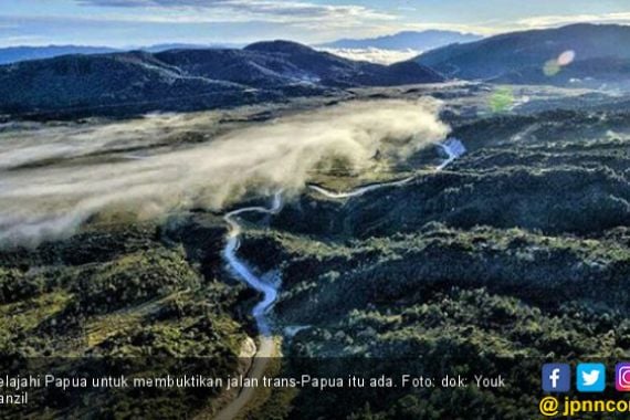Youk Tanzil Buktikan Jalan Trans Papua Itu Ada, Bukan Hoaks! - JPNN.COM