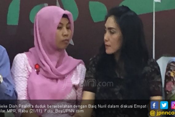 Diskusi Empat Pilar: Rieke Diah Genggam Tangan Baiq Nuril - JPNN.COM