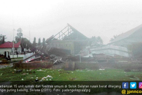 15 Rumah di Solsel Rusak Diterjang Angin Puting Beliung - JPNN.COM