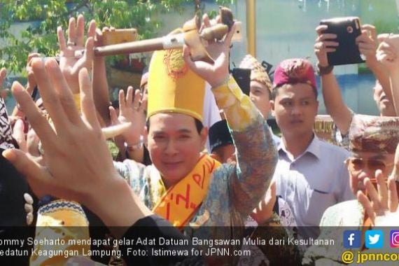 Tommy Soeharto Dapat Gelar Adat Datuan Bangsawan Mulia - JPNN.COM