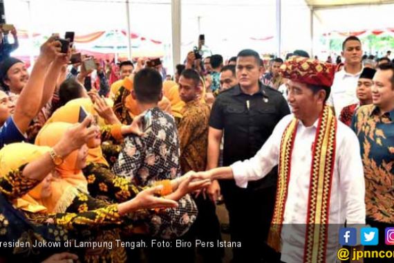 Jokowi Bagikan Ribuan Sertifikat di Lampung Tengah - JPNN.COM