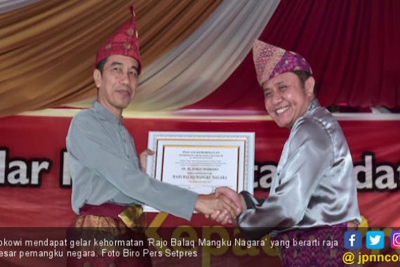 Presiden Jokowi dan Ibu Iriana Terima Gelar Adat Komering - JPNN.COM