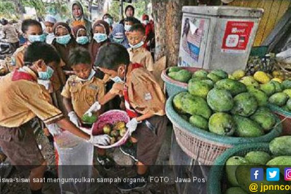 Puluhan Siswa Kumpulkan Sampah untuk Membuat Pupuk - JPNN.COM