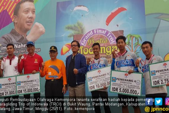 Kemenpora Tutup Grand Final Paragliding TROI 2018 - JPNN.COM