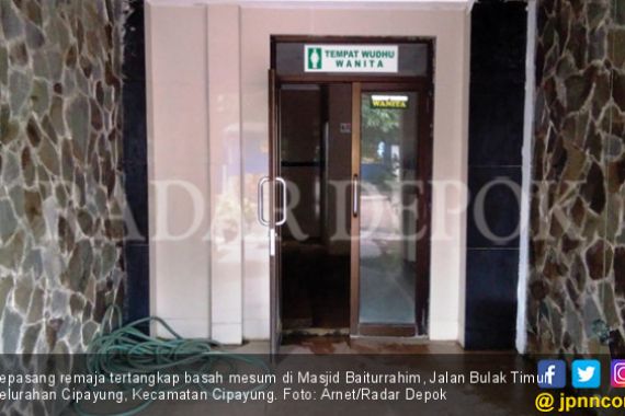 Ya Ampun, Cinta Tak Dapat Restu, Mesum di Kamar Mandi Masjid - JPNN.COM