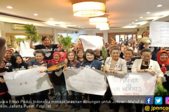 Buktikan Harga Murah, Emak - Emak Pro-Jokowi Borong Sayur - JPNN.COM