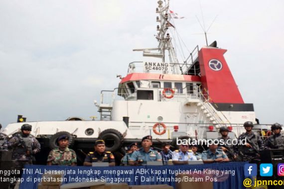 Lakukan Ship to Ship, Kapal Berbedara Singapura Ditangkap - JPNN.COM