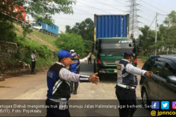 Truk Dilarang Melintas di Jalan Kalimalang - JPNN.COM