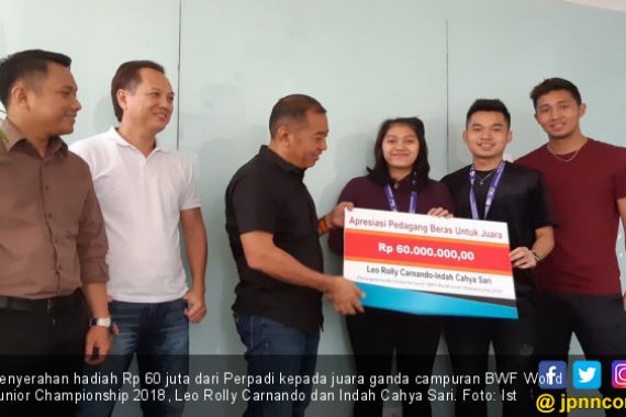 Pengusaha Beras Beri Hadiah kepada Juara Bulu Tangkis - JPNN.COM