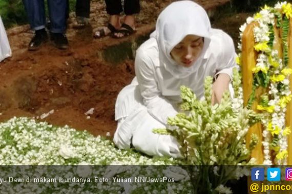 Pemakaman Ibunda Ayu Dewi Dipercepat, Ini Alasannya - JPNN.COM