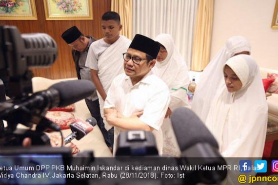 Cak Imin Lepas Pemenang Jalan Sehat Sarungan untuk Umrah - JPNN.COM