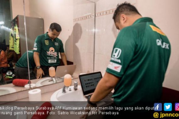 Mengintip Ritual di Kamar Ganti Persebaya Jelang Laga - JPNN.COM