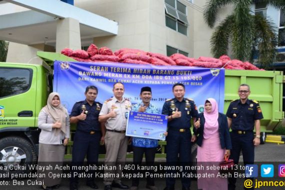 Bea Cukai Aceh Hibahkan 13 Ton Bawang Ilegal - JPNN.COM