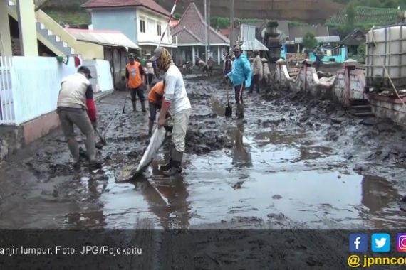 Rumah Warga Diterjang Banjir Lumpur - JPNN.COM