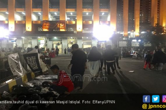 Reuni 212: Pedagang Bendera Tauhid Gelar Lapak di Istiqlal - JPNN.COM