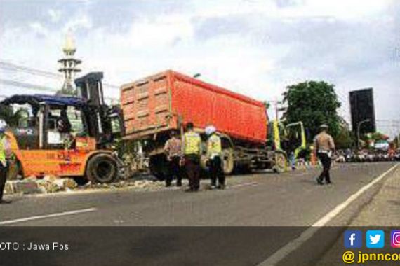 Jalan Raya Duduksampeyan Lumpuh Karena Sopir Ngantuk - JPNN.COM