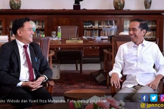 Pak Jokowi dan Prof Yusril pun Tertawa - JPNN.COM
