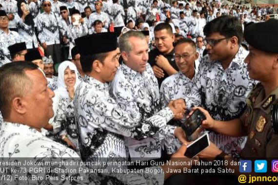 Jokowi: PP PPPK Buka Peluang Pengangkatan Guru Honorer - JPNN.COM