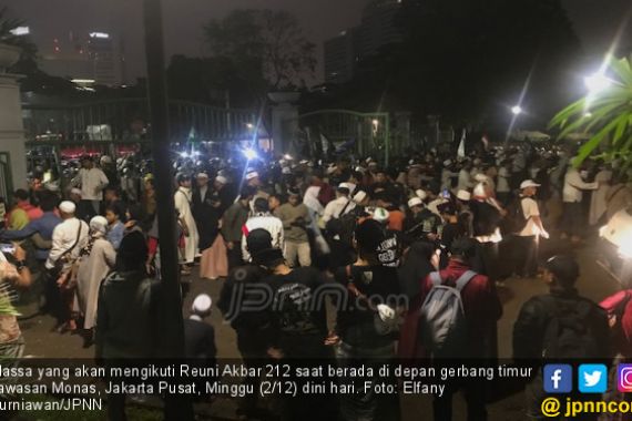 Gerbang Timur Monas Dibuka, Massa Masuk sambil Bertakbir - JPNN.COM