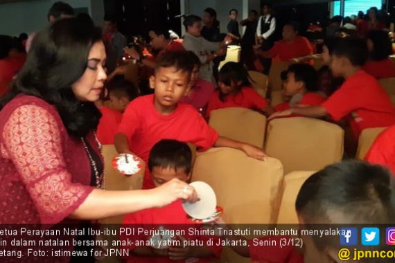 Haru di Perayaan Natal Bersama Yatim Piatu Kolong Jembatan - JPNN.COM