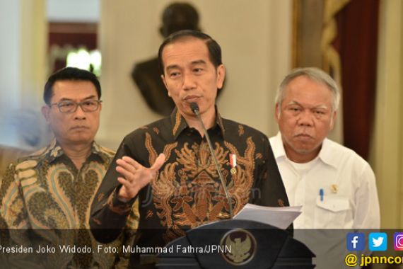 Jokowi Lanjutkan Trans Papua Meski Pekerjanya Bertaruh Nyawa - JPNN.COM