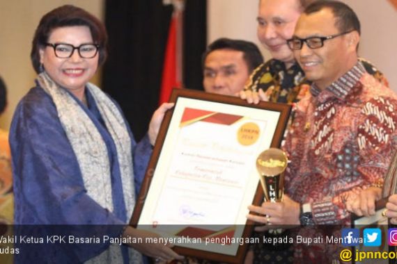 Disiplin soal LHKPN, Pemkab Mentawai Raih Penghargaan KPK - JPNN.COM