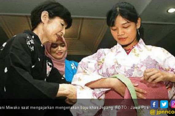 Ketika Istri Konjen Ajarkan Pakai Yukata - JPNN.COM