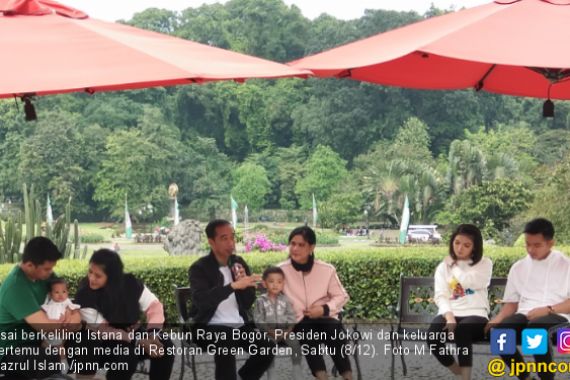 Keseruan Jokowi Ajak Keluarga Keliling Istana dan Kebun Raya - JPNN.COM