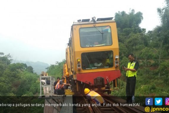 Kereta Anjlok, KAI Minta Maaf - JPNN.COM