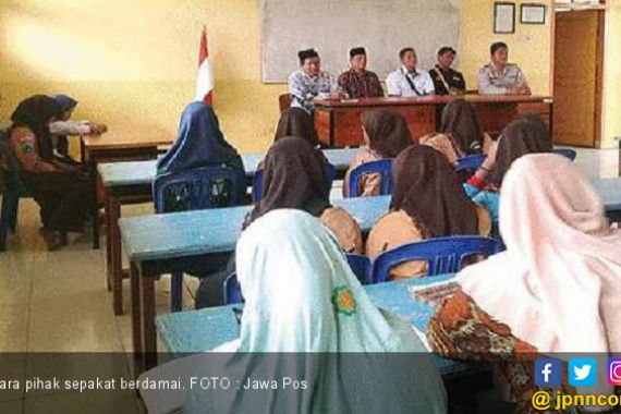 Miris, Gara-Gara Rebutan Cowok Dua Siswi SMP Baku Hantam - JPNN.COM