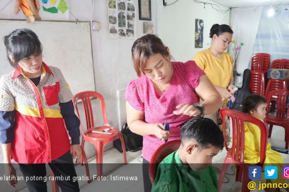 CSR KiddyCuts Beri Pelatihan Potong Rambut Gratis - JPNN.COM