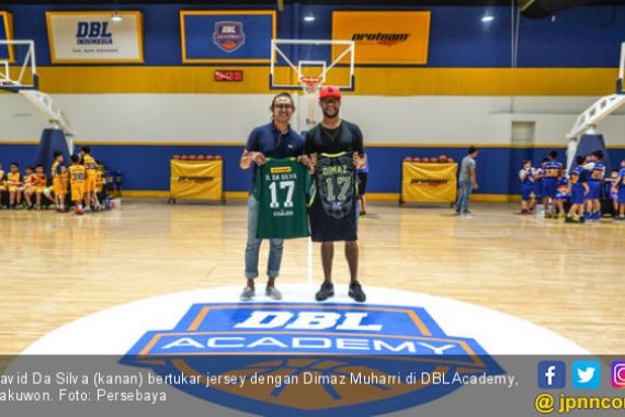 Ketika Legenda Indonesia Ajari Bomber Persebaya Main Basket - JPNN.COM